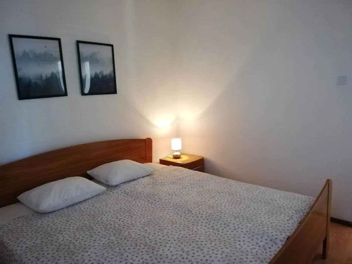 Apartmani Mare مالي لوشينغْ شقة
